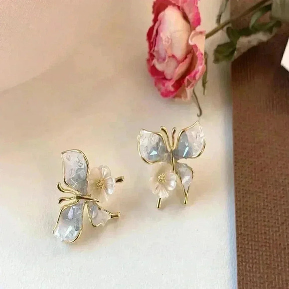 Women's One Pair Of Fresh And Stylish Gradient Butterfly Crystal And Pure White - Picture 3 of 4